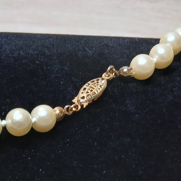 Avon Gold Tone Cream Faux Pearl Necklace Vintage Costume Jewelry #97 - Picture 4 of 7